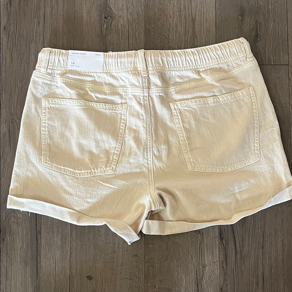 American Eagle Tomgirl Stretch Shorts in a cream NWT - Picture 5 of 10